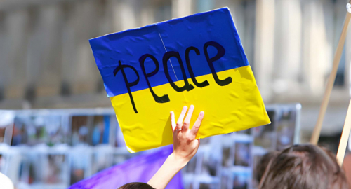 Il Conflitto in Ucraina: Negoziati Complessi, Strategie Militari e Impatti Globali